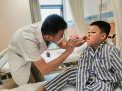 孩子不像爸爸也不像妈妈,越来越丑是怎么回事